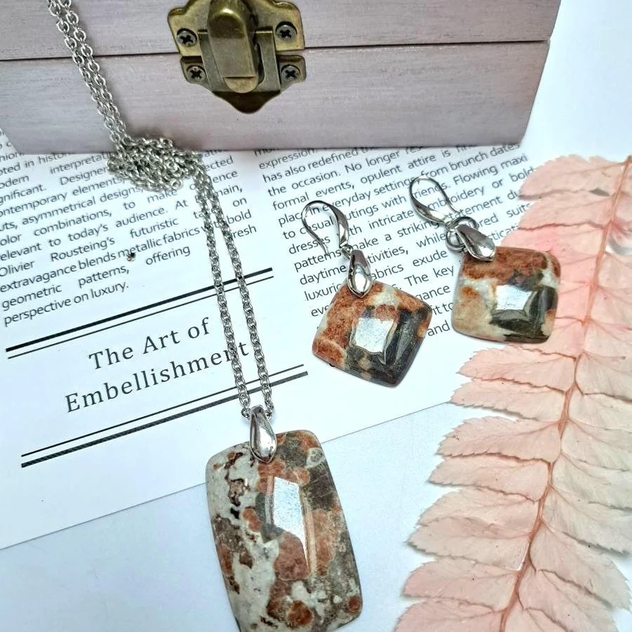 Кулон и серьги из граната на везувианите