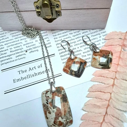 Кулон и серьги из граната на везувианите